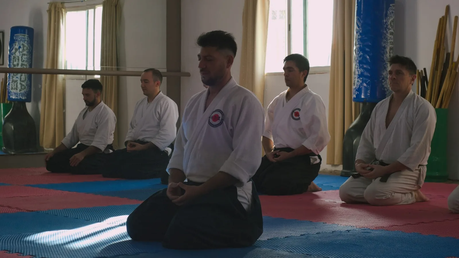 Alumnos de Aikidō entrenan sentados en seiza sobre el tatami.