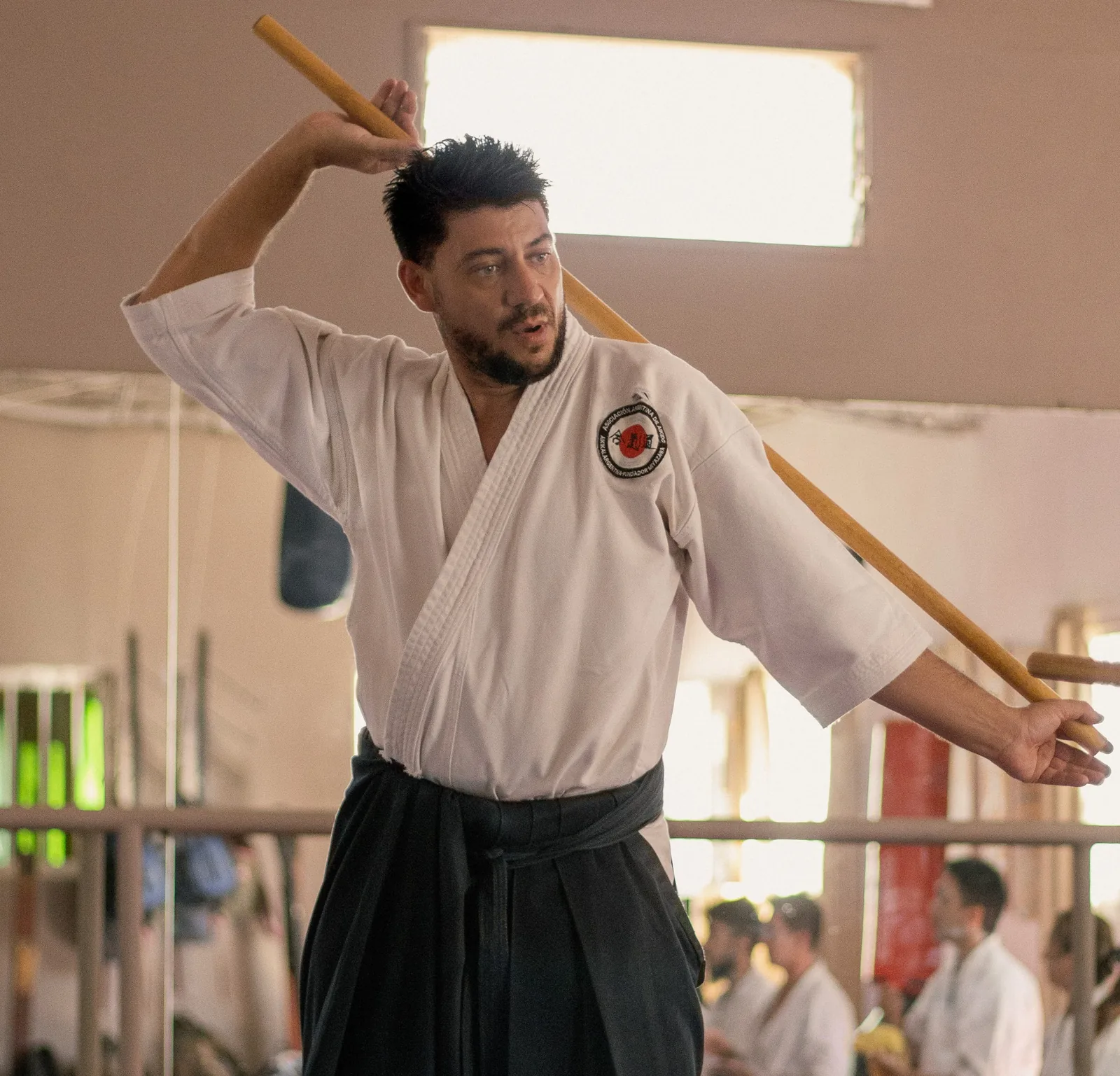 Instructor de Aikidō demuestra una posición de práctica con jō.