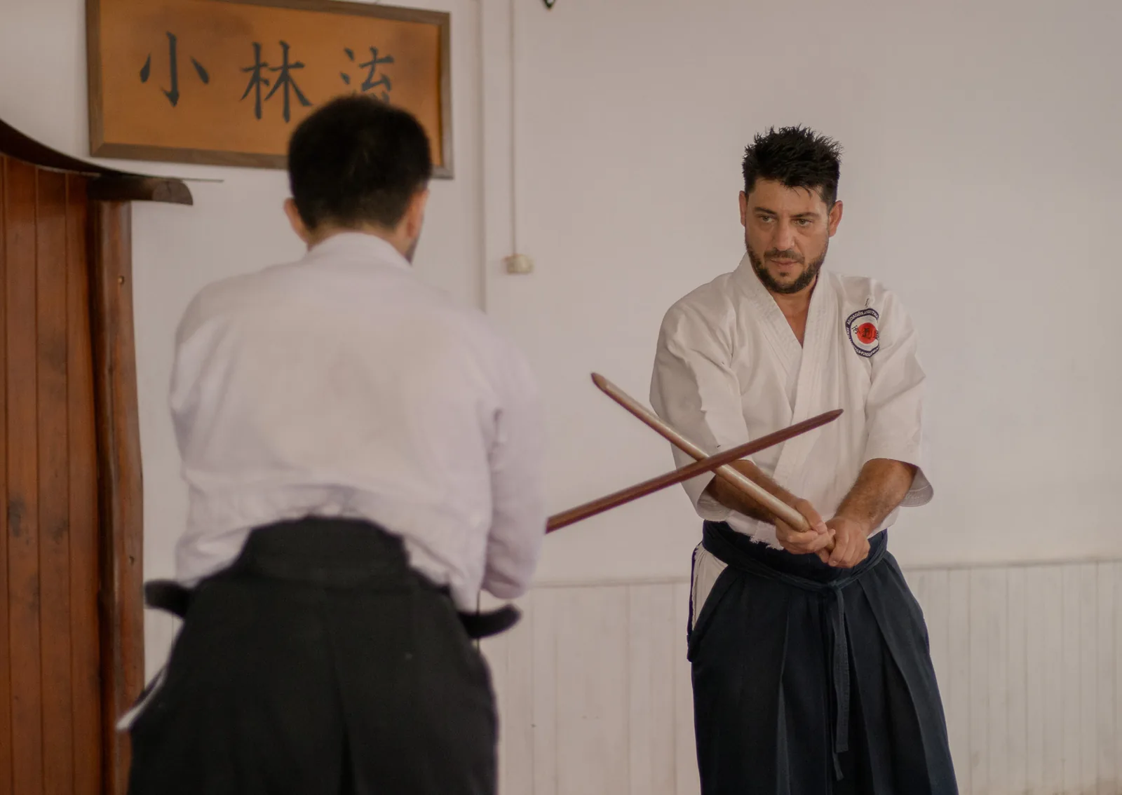Practicantes de Aikidō realizan trabajo técnico con espadas de madera.