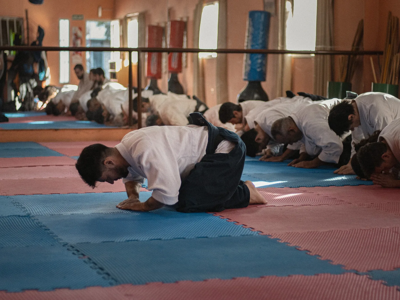 Practicantes realizan una reverencia durante una clase de Aikidō.