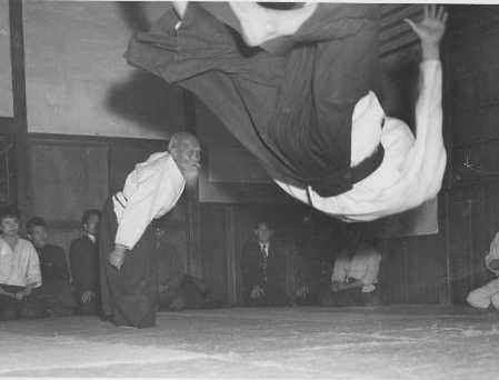 Fotografía histórica de una proyección de Aikidō