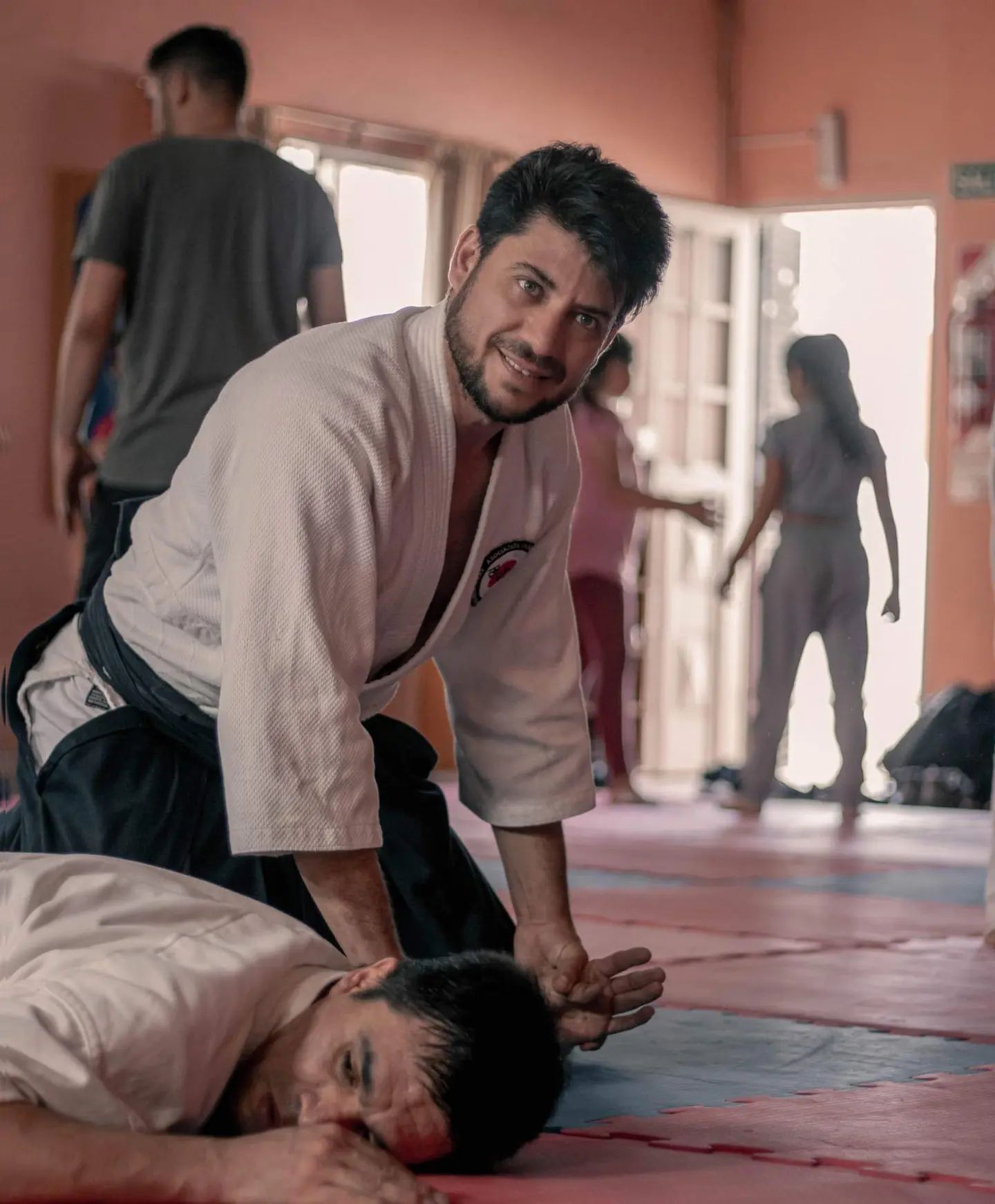 Dos practicantes de Aikidō realizan una técnica de control durante el entrenamiento.